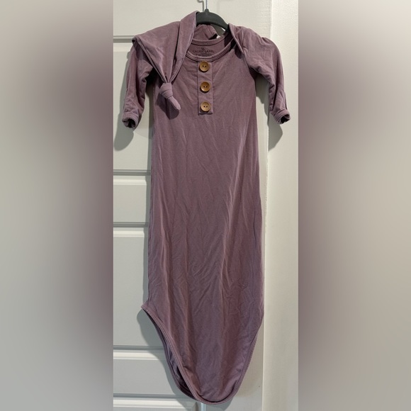 Caden Lane Dusty Purple Knotted Gown + Hat 0-3 Months - Picture 1 of 2